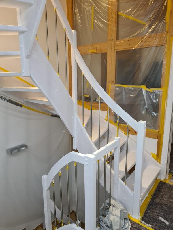 Eine weiß gestrichene Holztreppe