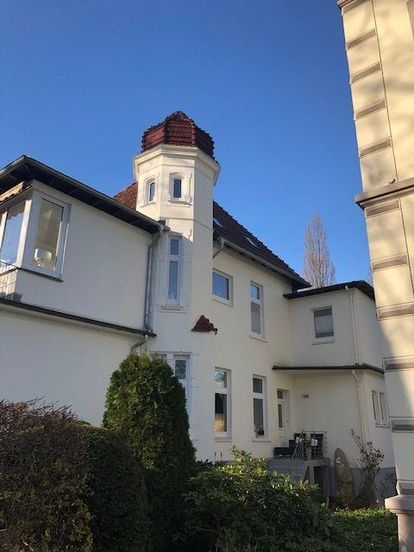 Ein weiß gestrichenes Haus