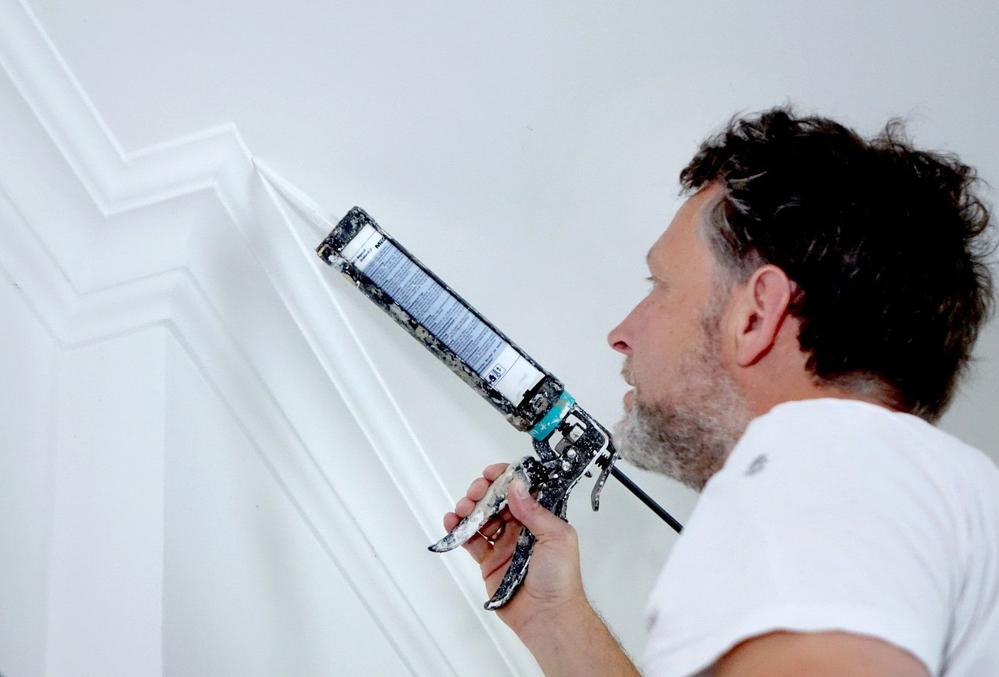 Ein Mitarbeiter verwendet Silikon