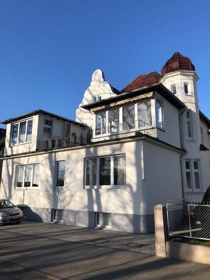 Eine frisch gestrichene Hausfassade